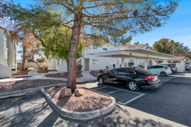 Building Photo - 2 Bedroom 2 Bathroom Ground Floor Condo Unit!