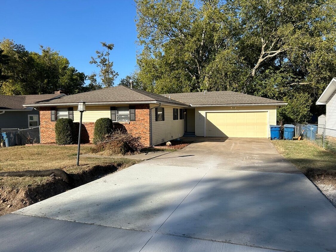 Foto principal - Updated 3-bedroom/2-bath in South Joplin. ...