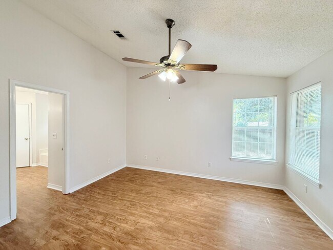 Foto del edificio - Charming 3-Bedroom Brick Home