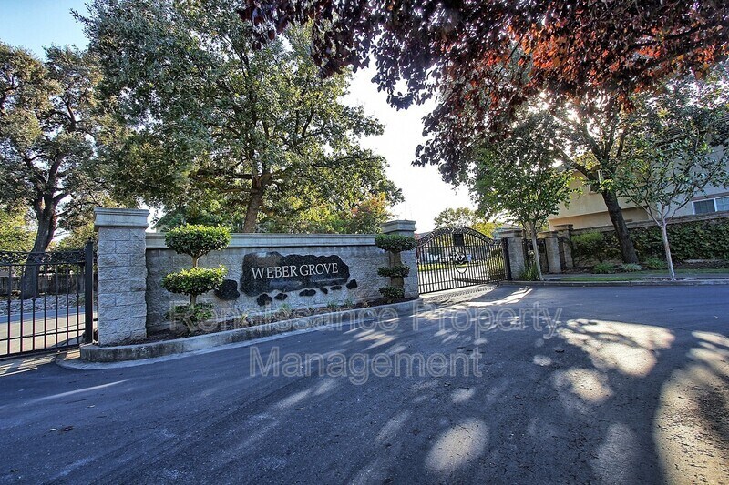Foto principal - 4402 Helens Oaks Cir