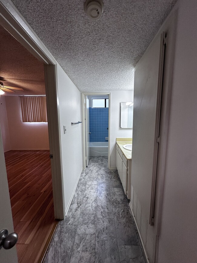 Building Photo - 121 S Swall Dr