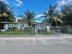 Building Photo - 805 NE 134th St
