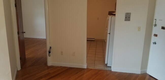 Foto del edificio - 1 Bed 1 Bath available 7-1 no broker fee