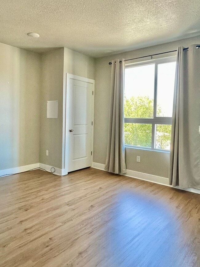 Building Photo - Space Efficient 1 Bedroom Condo