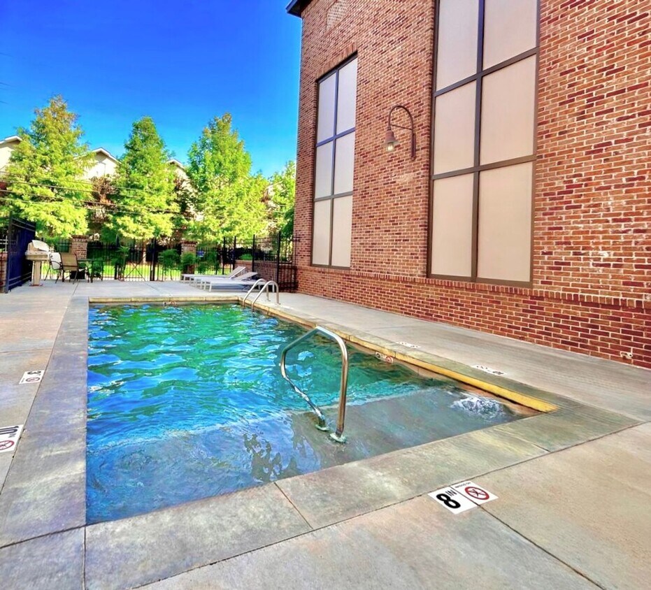 Primary Photo - 2 Bedroom Condo In A Very Desirable Gated ...