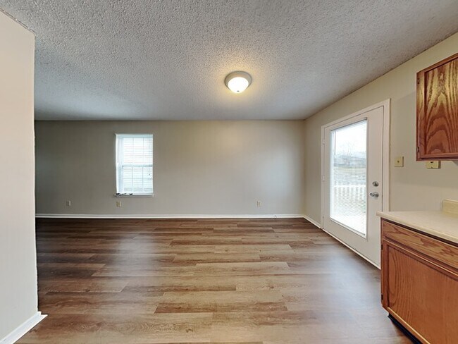 Building Photo - ADORABLE 3 bed 2.5 bath in Greenwood with ...