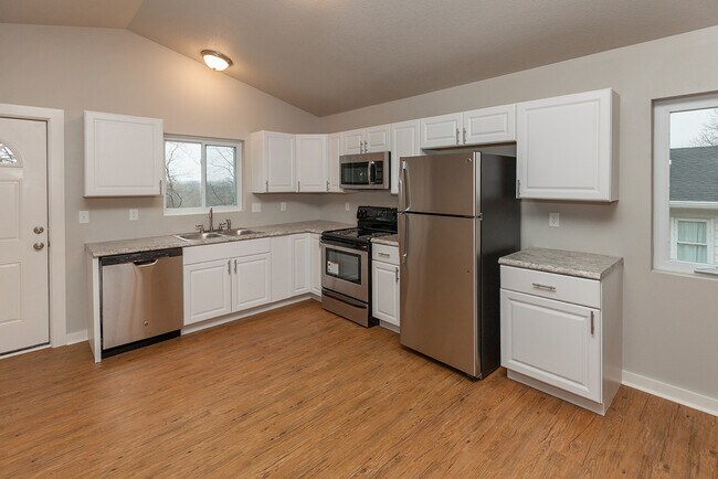 Building Photo - Updated 3 Bed 2 Bath Home