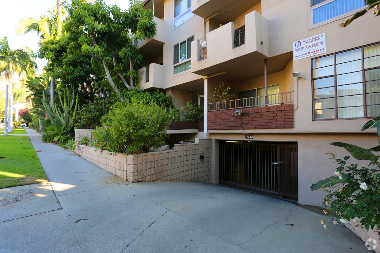 Building Photo - 1532 N Hayworth Ave