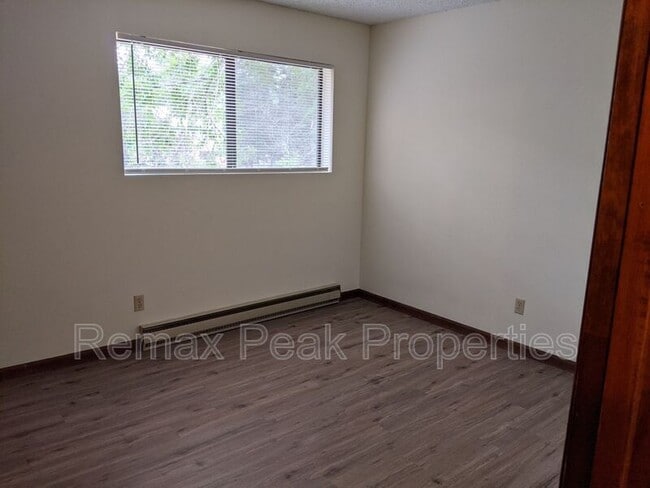 Building Photo - 321 N Park St