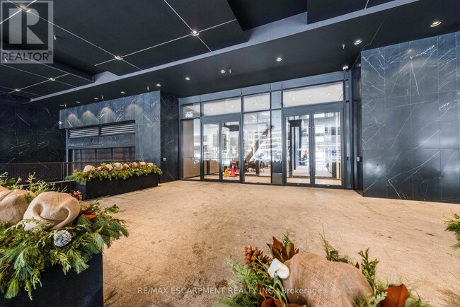 Building Photo - 488 University Ave