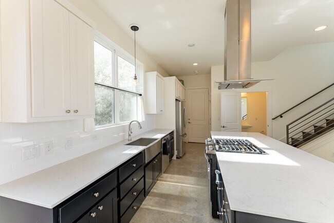 Foto del edificio - Spacious + Modern East Austin Contemporary 3bd/2.5ba + 3rd Floor Bonus Room!