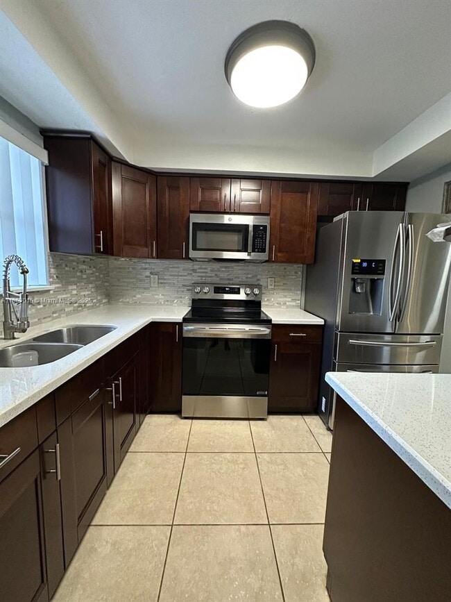 Building Photo - 13707 Kendale Lakes Cir