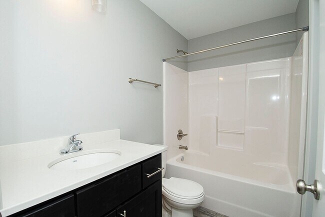 Building Photo - Exquisite 3-Bedroom Home with Modern Elega...