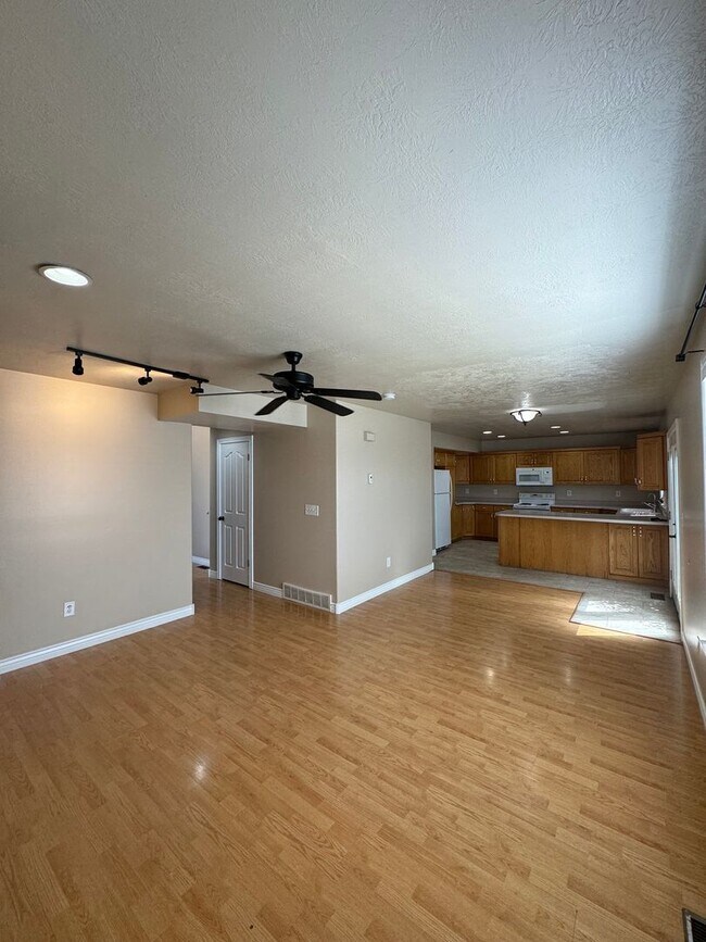 Photo - 3 Bed/ 2 Bath Townhome with fully fenced yard