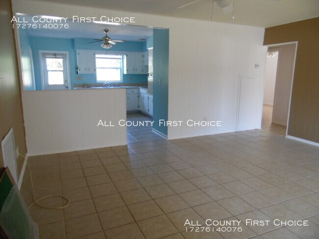 Building Photo - Spacious Home close to Entertainment