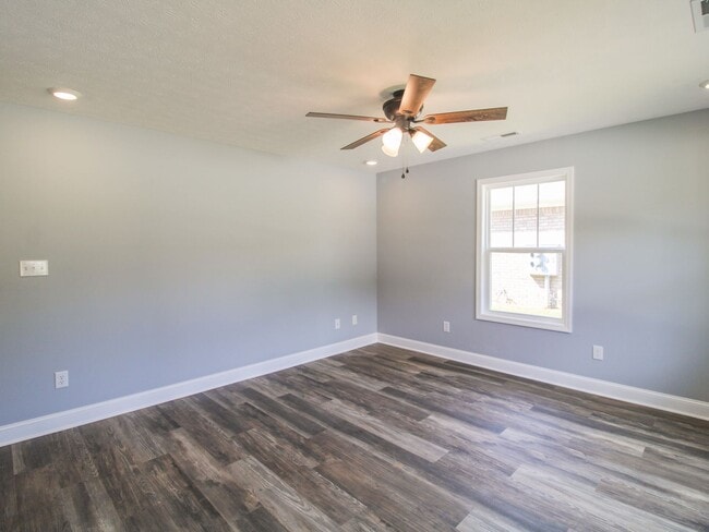 Building Photo - Great Quiet Duplex Location close to Athens!