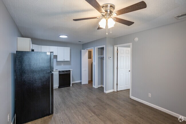1 habitación, 1 baño, 700 pies cuadrados, sala de estar - Legacy Commons
