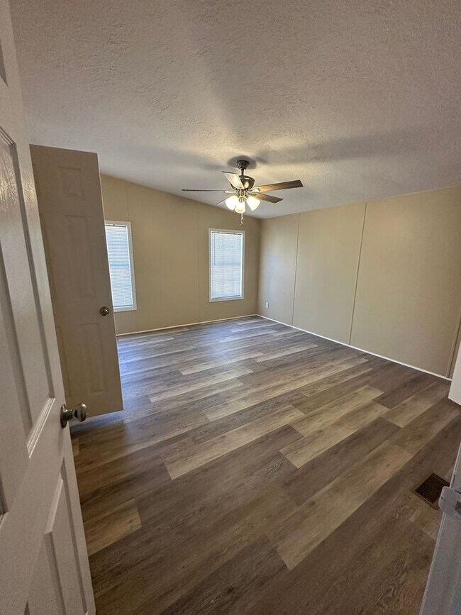 Building Photo - 3 Bed 2 Bath Waterfront Property - Under Renovations