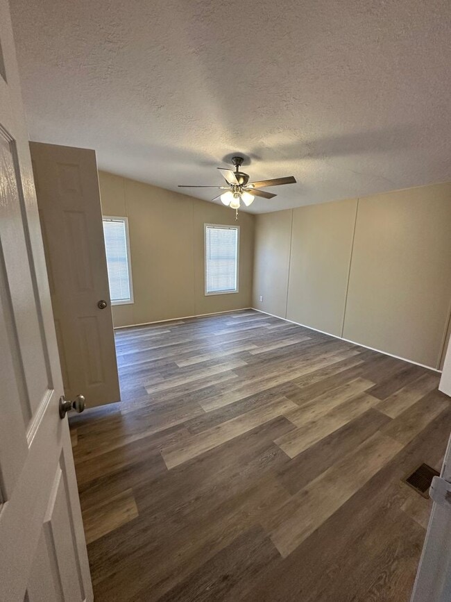 Foto del edificio - 3 Bed 2 Bath Waterfront Property - Under Renovations