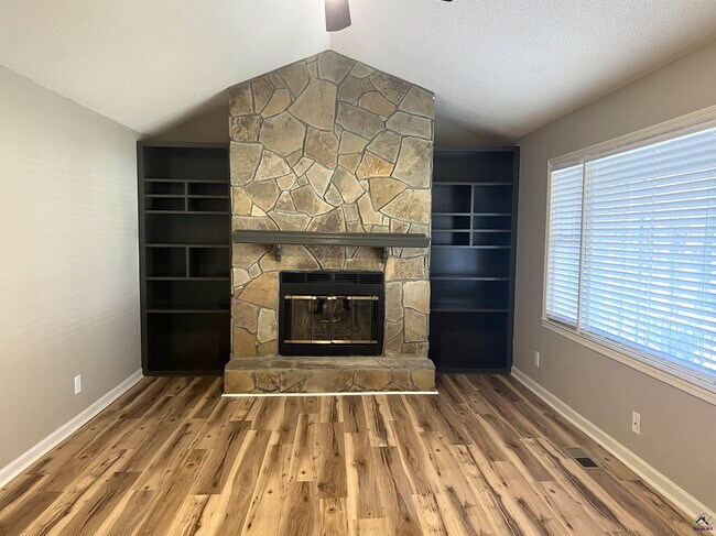 Foto del edificio - 221 Jefferson Cir