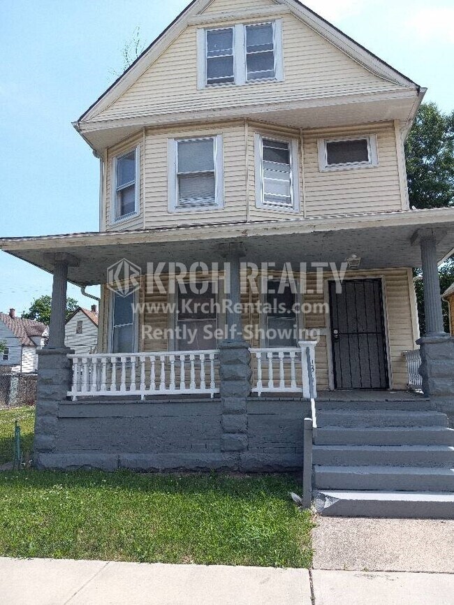 Foto del edificio - Very spacious 5 bedroom, 1.5 bathroom home!
