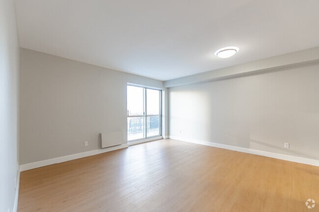 1BR, 1BA - 622SF - Living Room - Riverside Tower