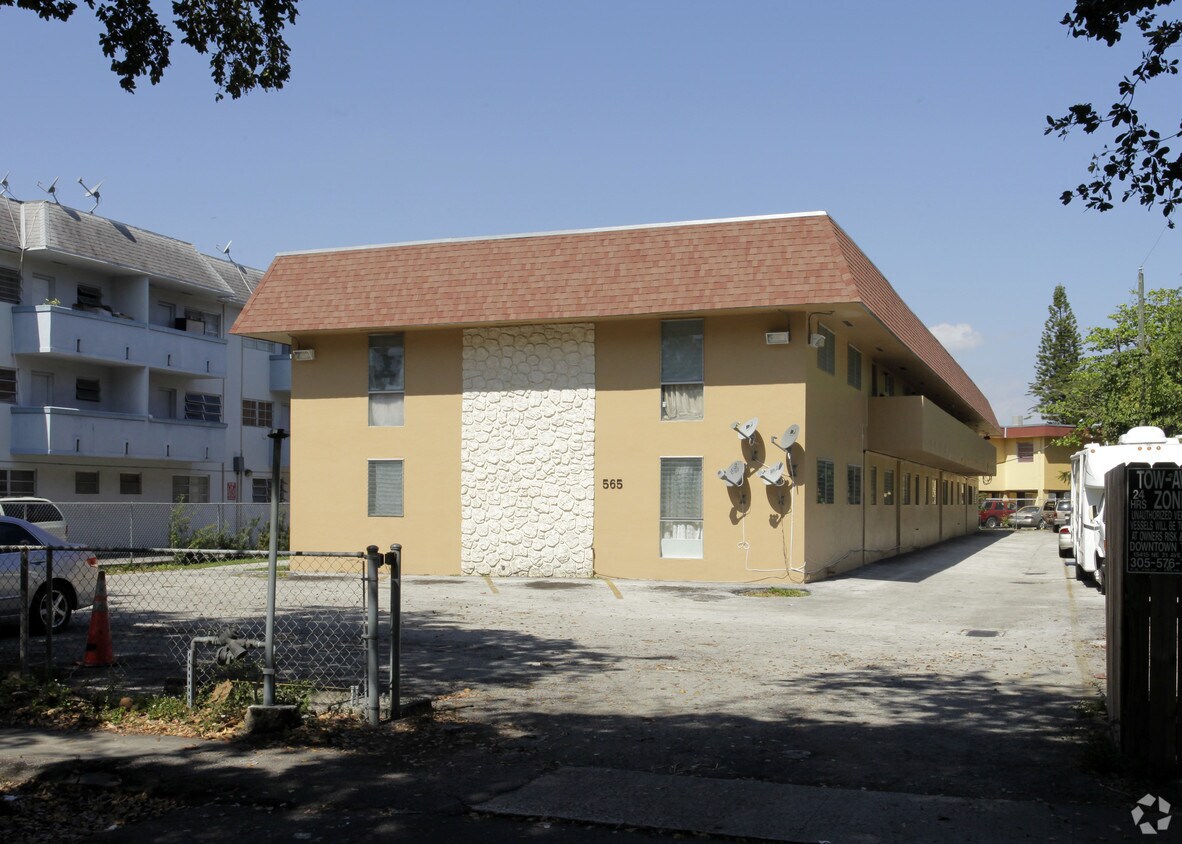 Foto del edificio - 565 NE 121st St