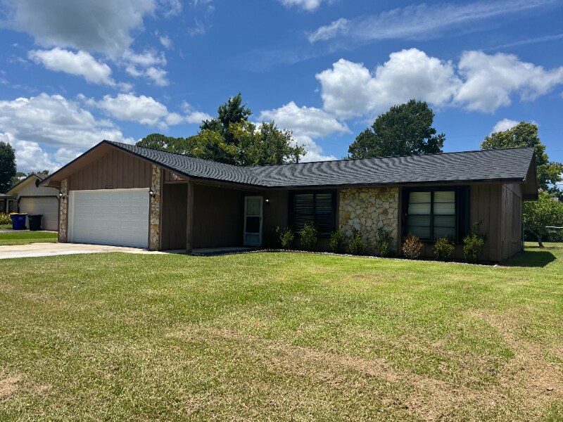 Primary Photo - 2928 Pine Tree Dr