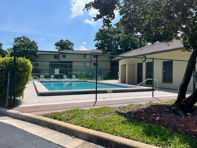 Foto del edificio - 7814 Shadowood Dr