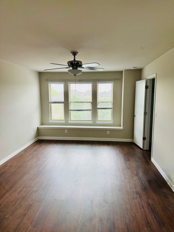 Building Photo - 400 Eagle Brook Ln
