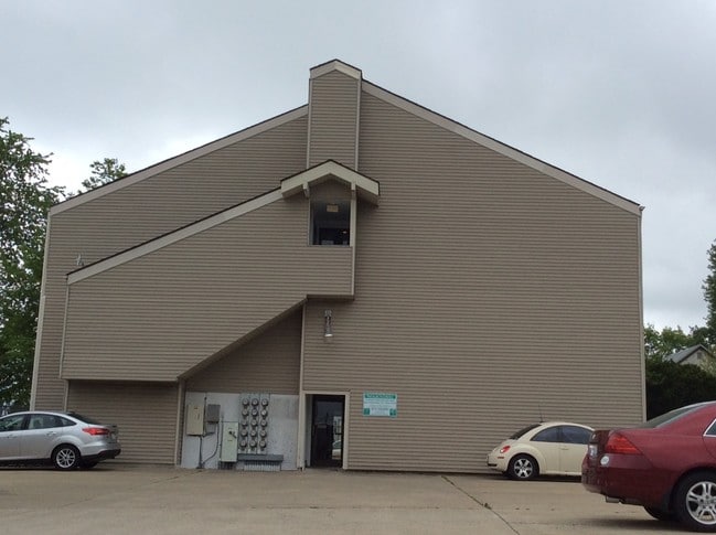 Building Photo - 108 W Charles St