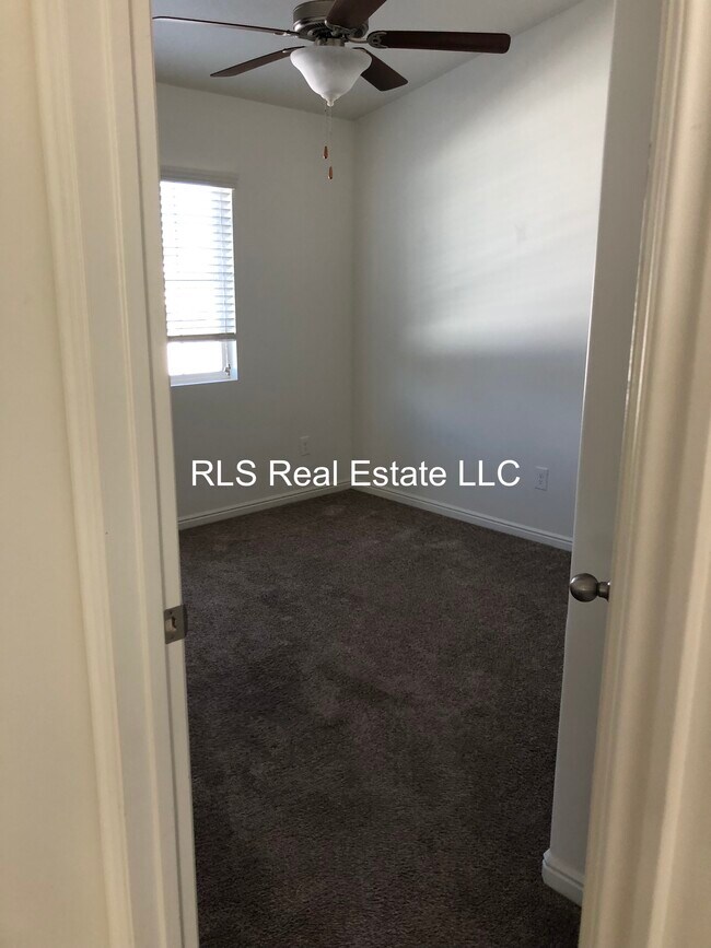 Building Photo - 693 W Parkview Dr