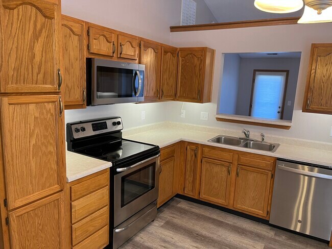 Building Photo - 5690 Bluegrass Cir