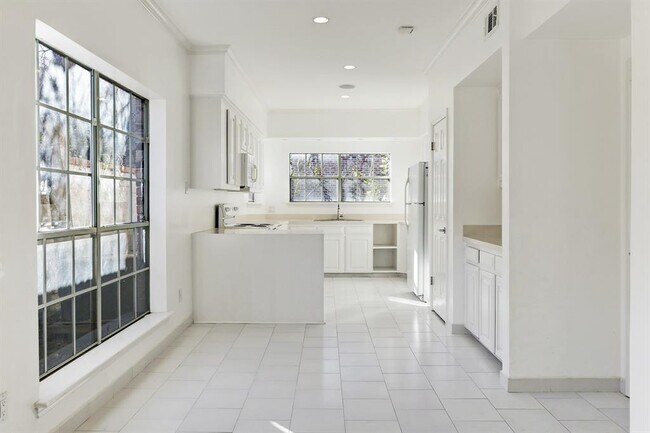 Foto del edificio - 2129 Bering Dr