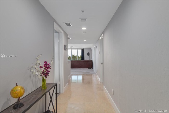 Foto del edificio - 14951 Royal Oaks Ln