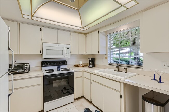 Building Photo - 1505 Chateaux De Ville Ct
