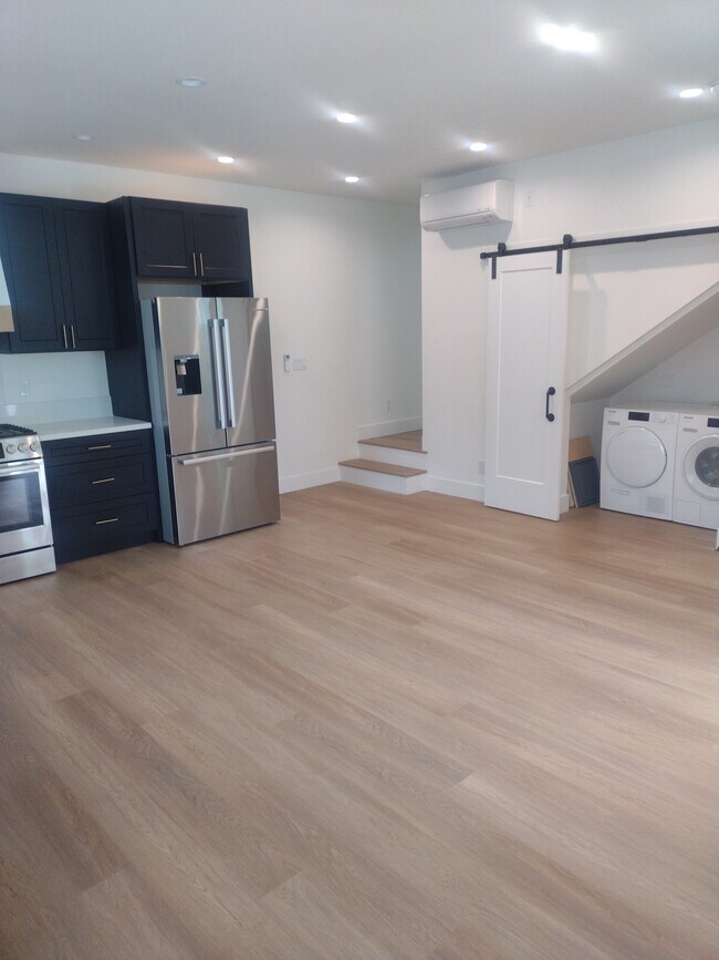 Kitchen / Washer & Dryer - 2746 Veteran Ave