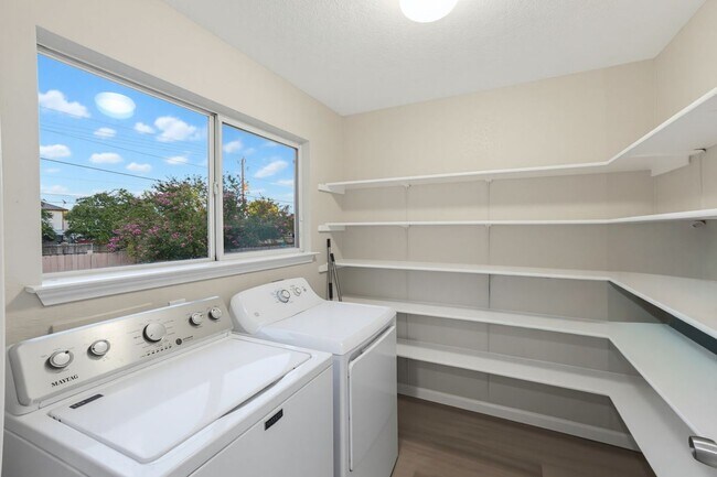 Building Photo - 618 Tres Caminos