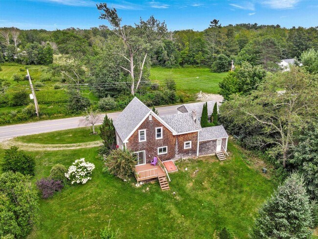 Building Photo - SINGLE FAMILY HOME WITH OWNER PAID OIL HEA...