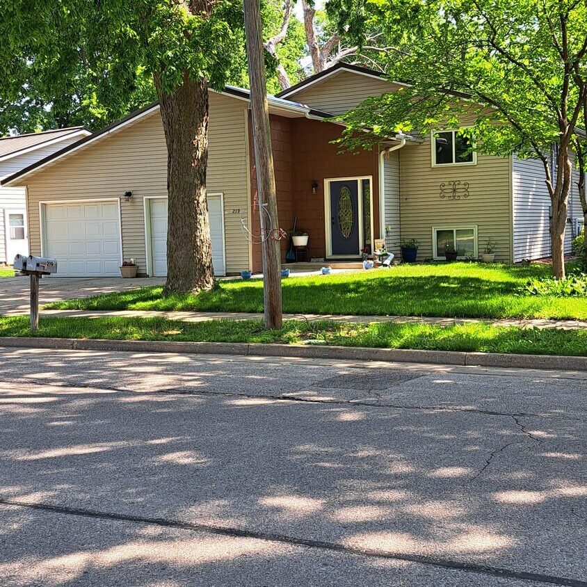 Foto principal - 219 N Court St