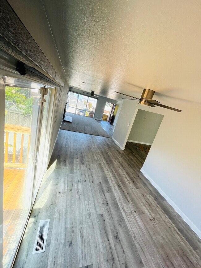 Building Photo - 2870 Crestmoor Dr