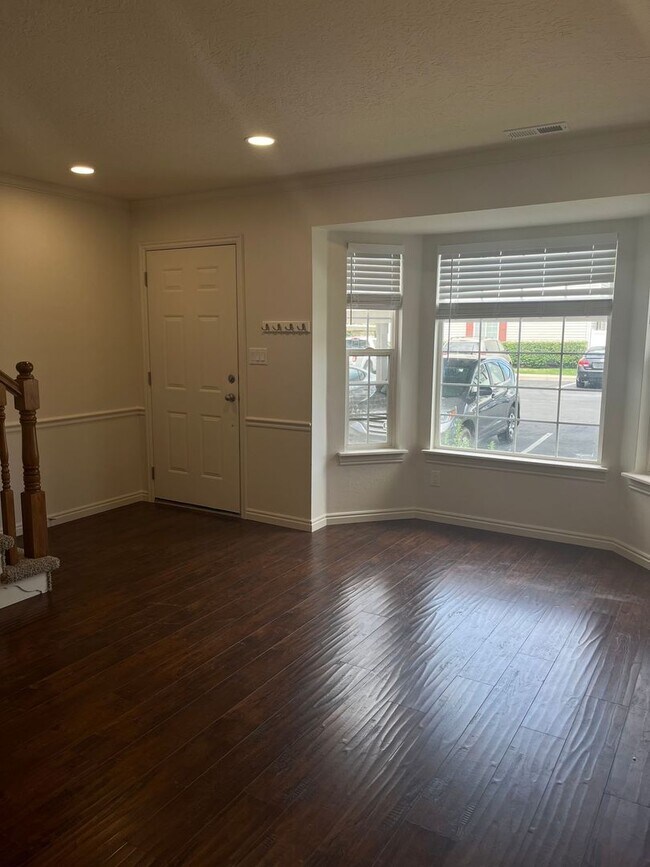Building Photo - Newly Renovated Provo Townhouse