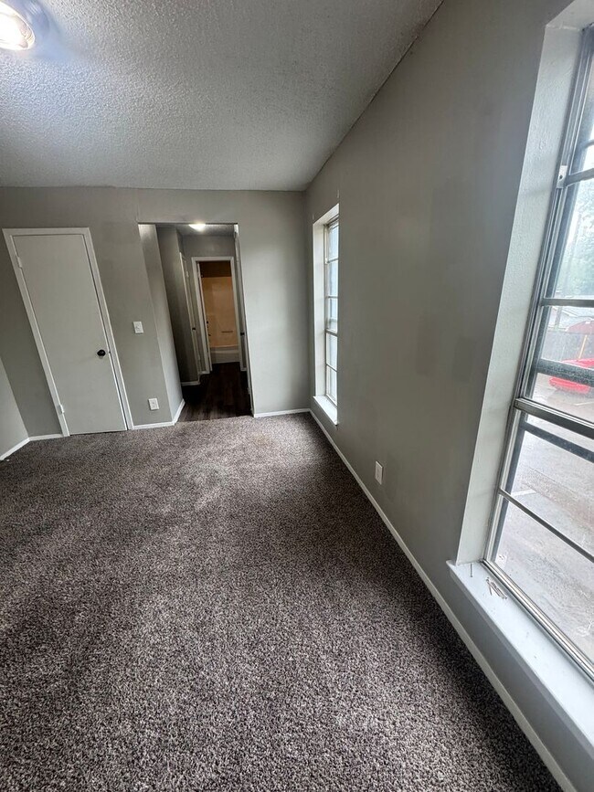 Building Photo - 2407 E 55th Pl