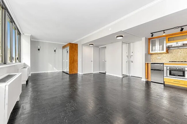 Building Photo - 62 W 62nd St