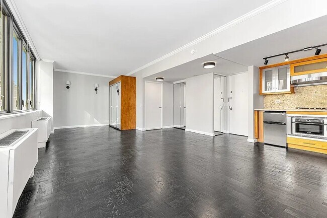 Building Photo - 62 W 62nd St
