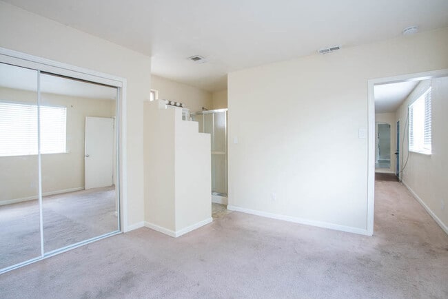 Building Photo - CLEAN CUTE SOUTH VALLEY 3 Bedroom  2 Bath