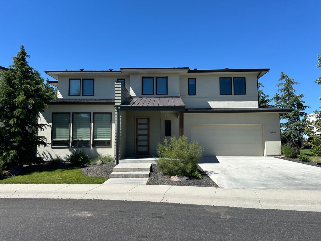 Primary Photo - Stunning 3 bedroom 2 bathroom Home on a Go...