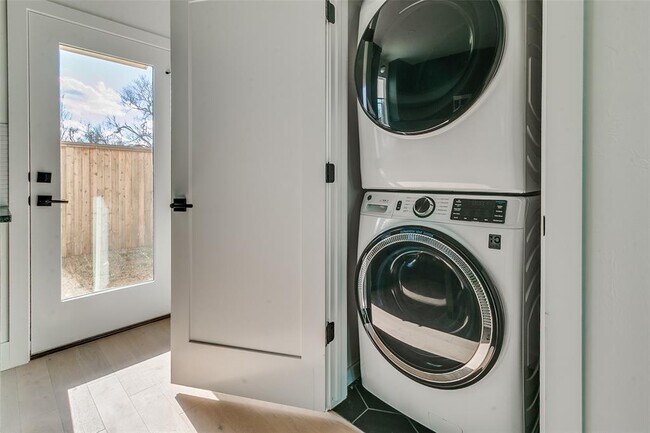 Foto del edificio - 1056 Hangar Dr