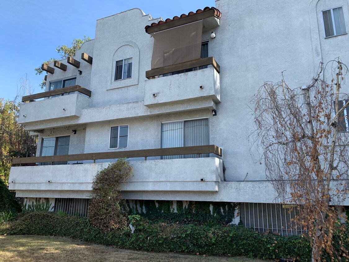 10560 Bloomfield St Unit 3, Toluca Lake, CA 91602 Apartments in