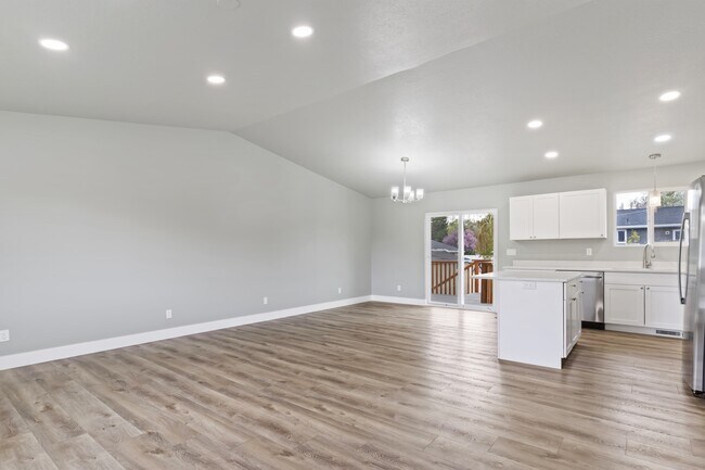 Building Photo - 579 6th St